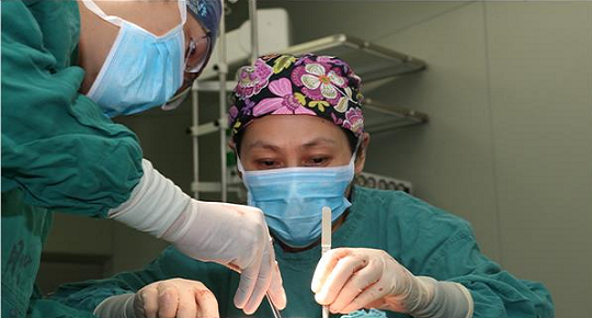 Jiangsu medical Charisma: tumor on the operating table, Zhang Yuan
